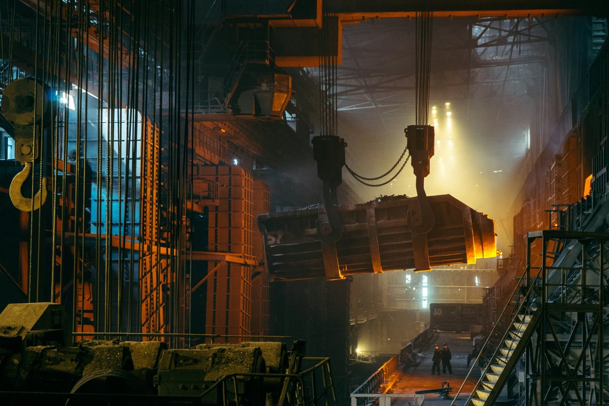 Overhead crane carrying a hot metal ladle